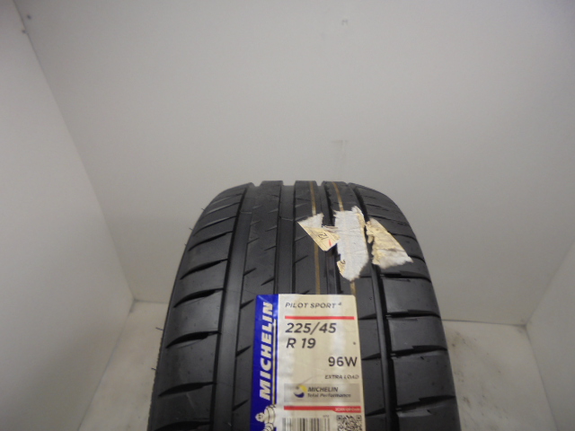 Michelin Pilot Sport 4 gumiabroncs
